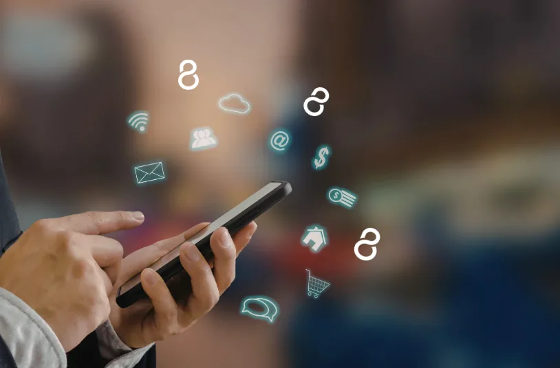 Móvil enviando comunicaciones digitales a una cartera de clientes
