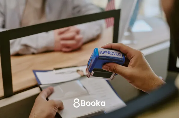 Sello de aprobación sobre un expediente de visado en Booka