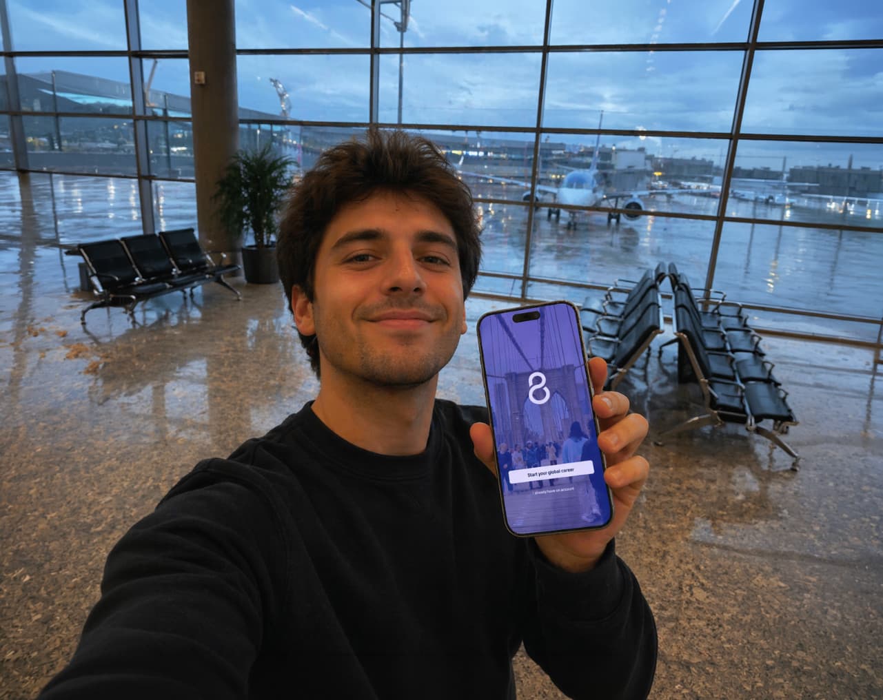 Profesional con la app Booka en el aeropuerto, listo para homologar su título