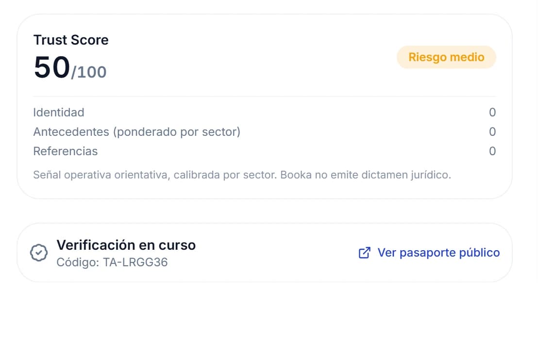 Trust Score de un candidato en Booka con su banda de riesgo y el enlace al pasaporte público que audita el cliente final